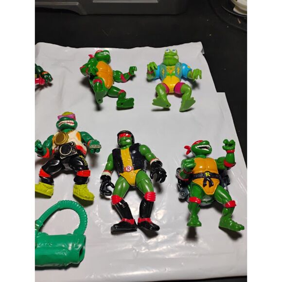 Vintage Teenage Mutant Ninja Turtles Lot of 9 TMNT Figures & Accessories - Picture 2 of 10